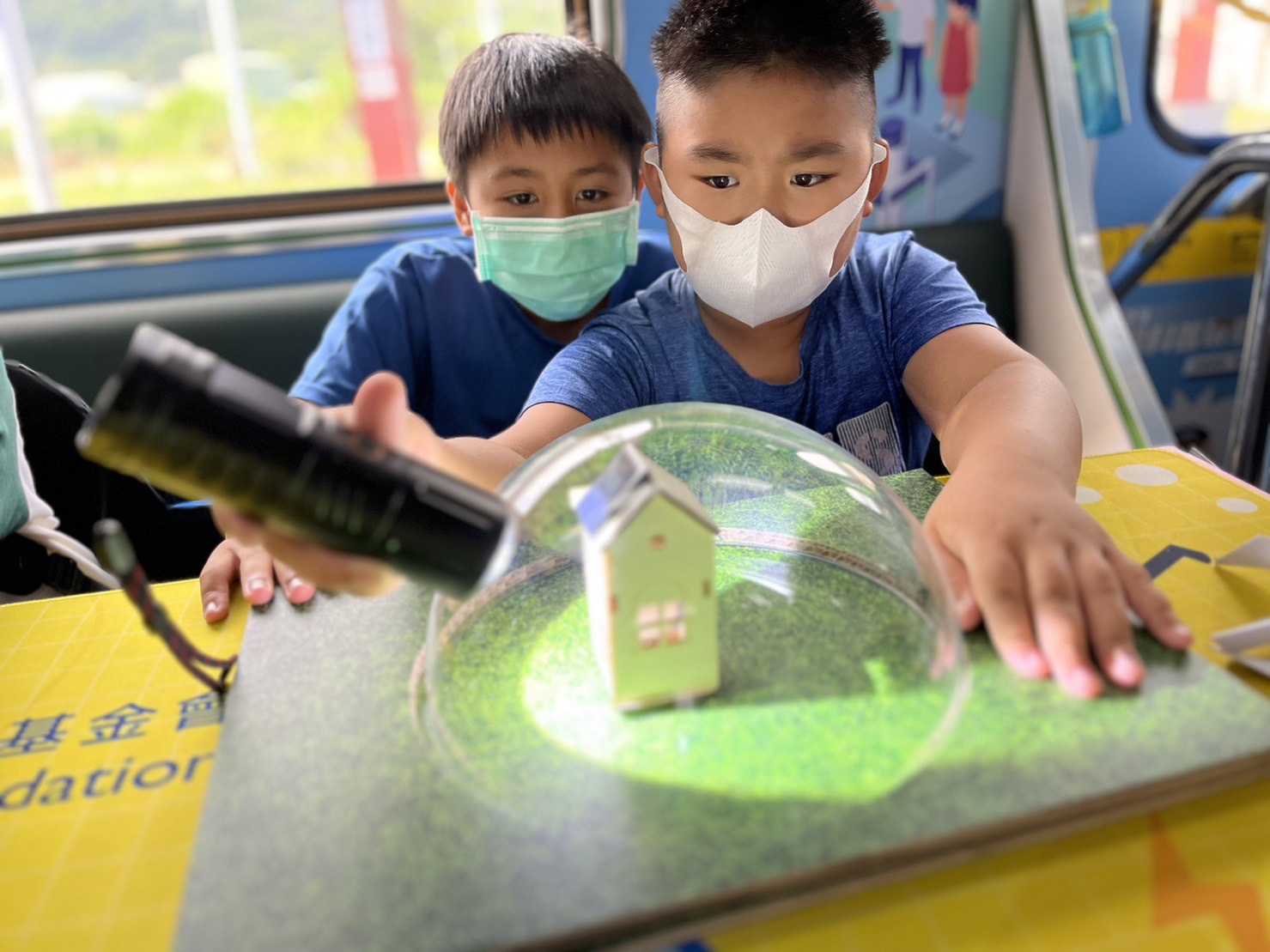 5001拉斯维加斯參與基礎科學主題車廂，以STEAM教學精神，設計「逐日科學家」、「太陽能工程師」以及「淨零建築師」三大能源科普課程和實驗